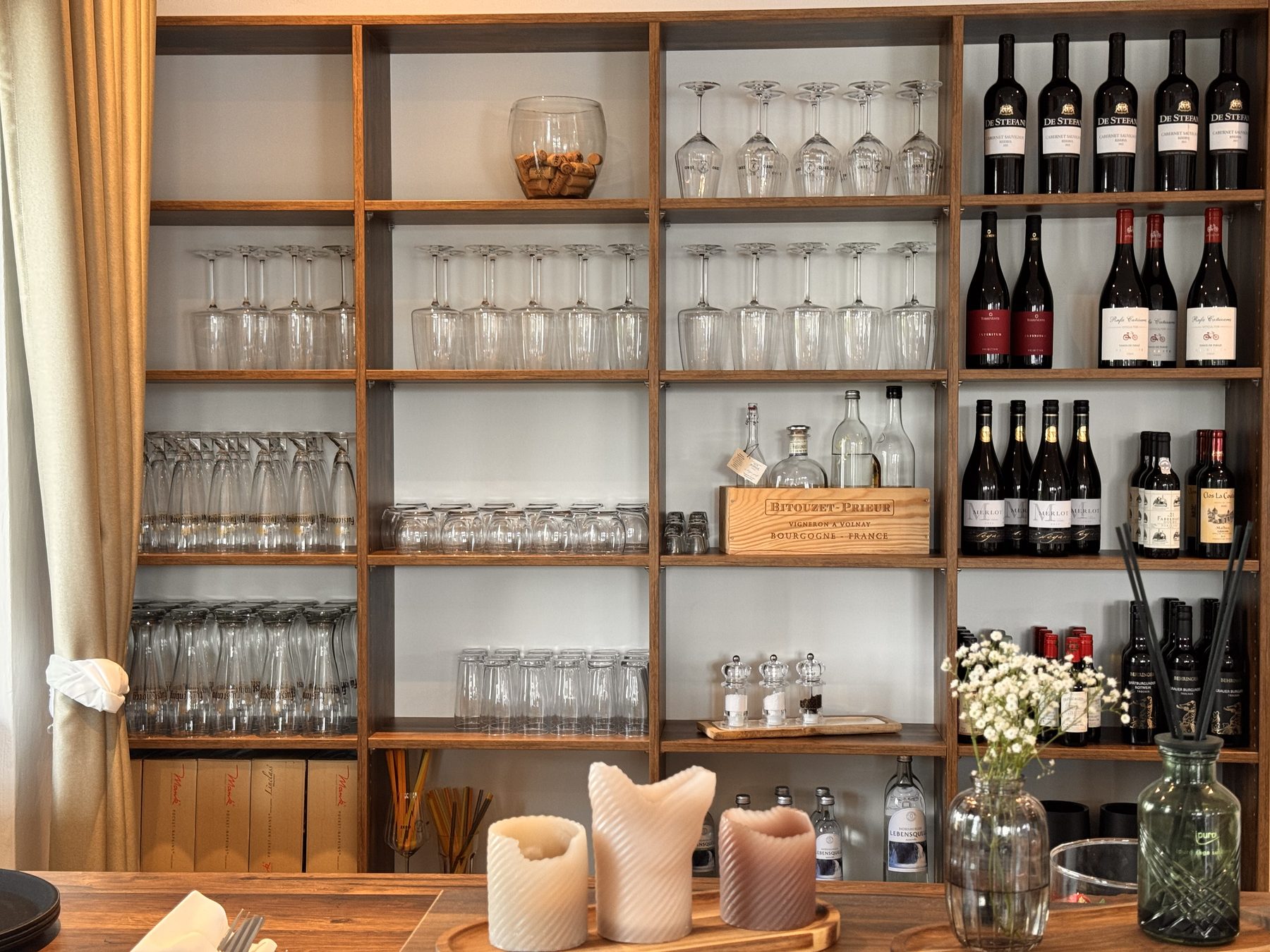 Innenbereich des Zollhäusle mit Weinregal und Gläsern